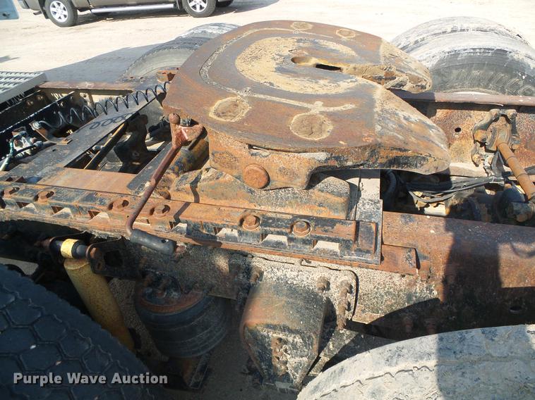 image for item DD5868 2001 Volvo VN semi truck