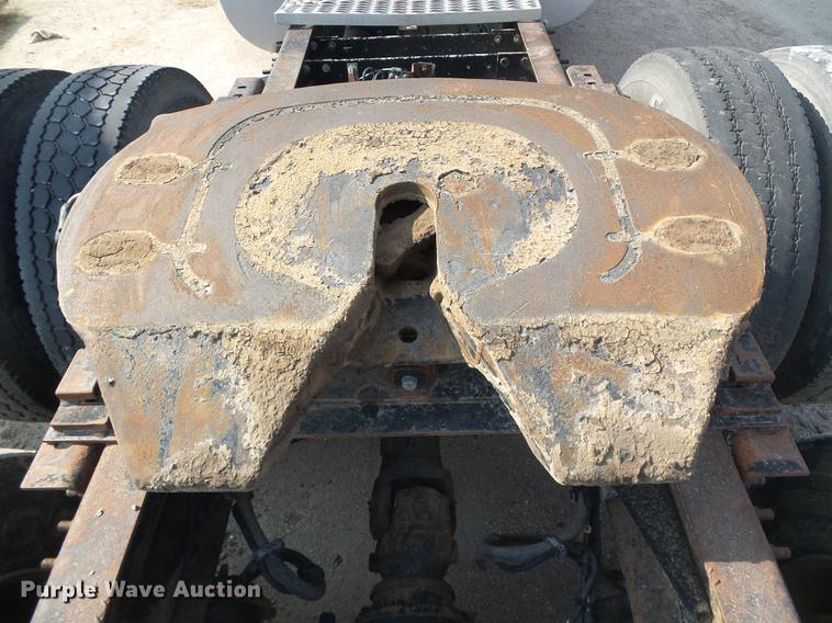 image for item DD5868 2001 Volvo VN semi truck