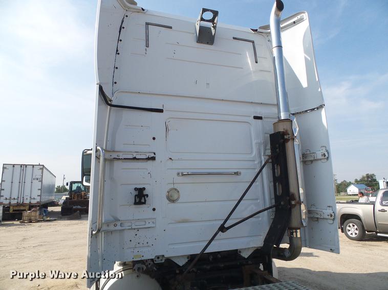 image for item DD5868 2001 Volvo VN semi truck