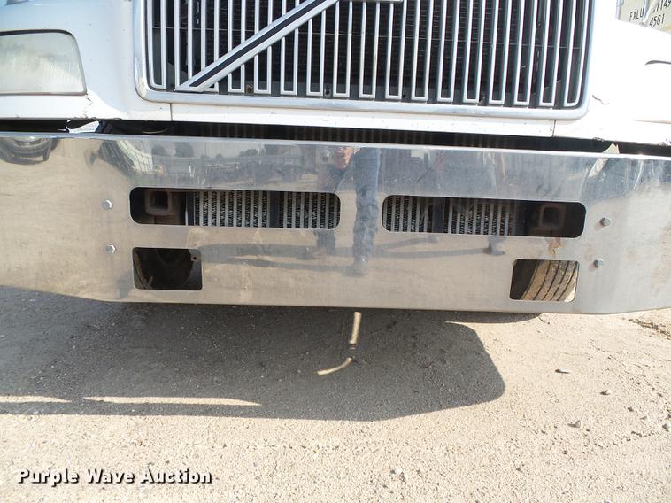 image for item DD5868 2001 Volvo VN semi truck