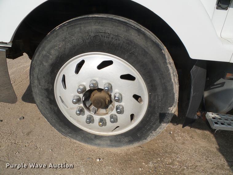 image for item DD5868 2001 Volvo VN semi truck