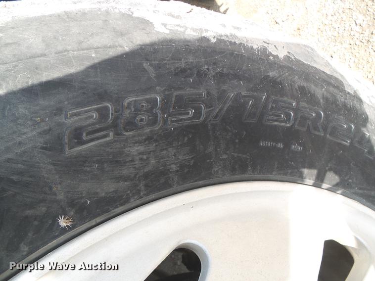 image for item DD5868 2001 Volvo VN semi truck