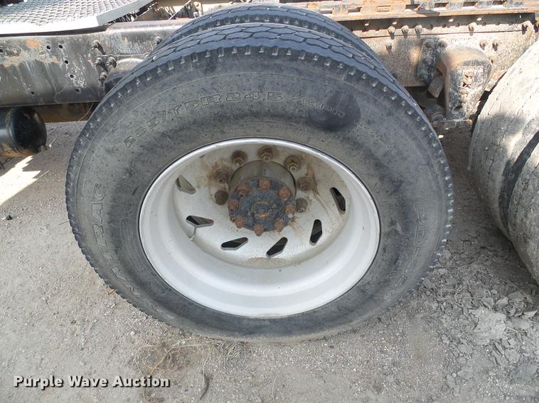 image for item DD5868 2001 Volvo VN semi truck