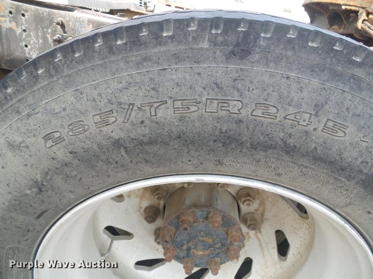 image for item DD5868 2001 Volvo VN semi truck