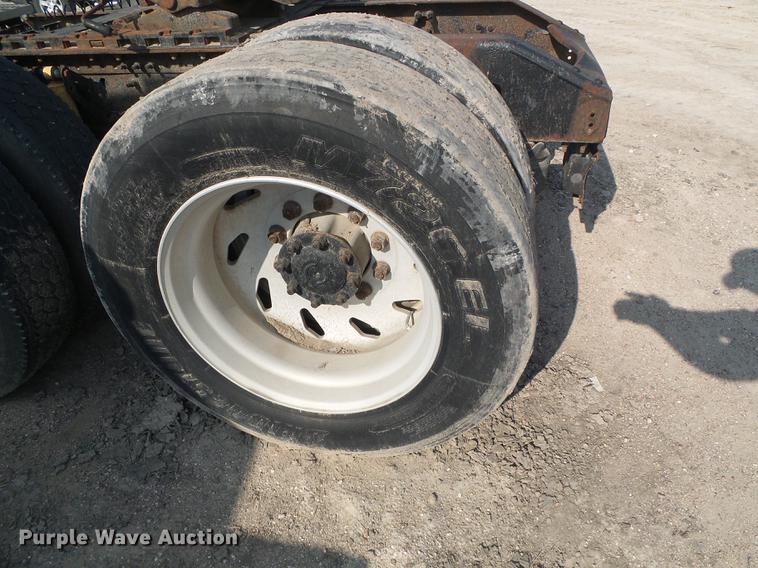 image for item DD5868 2001 Volvo VN semi truck