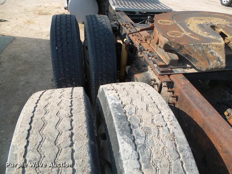 image for item DD5868 2001 Volvo VN semi truck