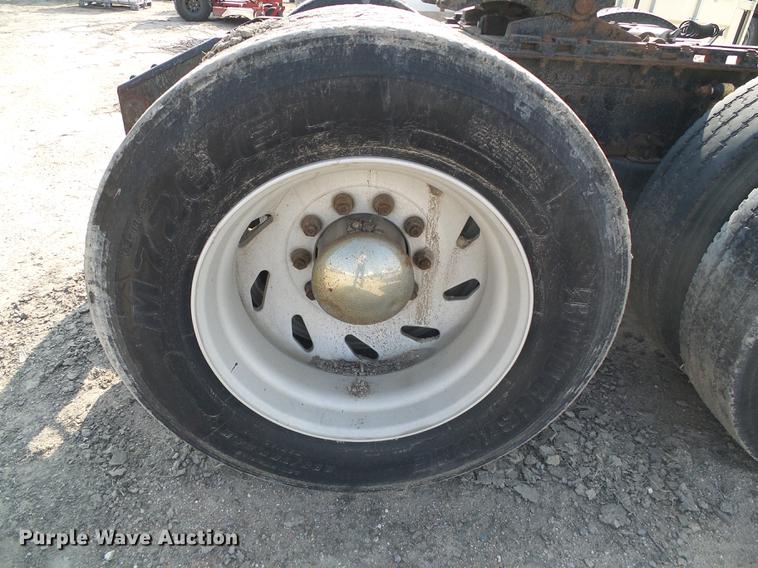 image for item DD5868 2001 Volvo VN semi truck