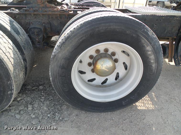 image for item DD5868 2001 Volvo VN semi truck