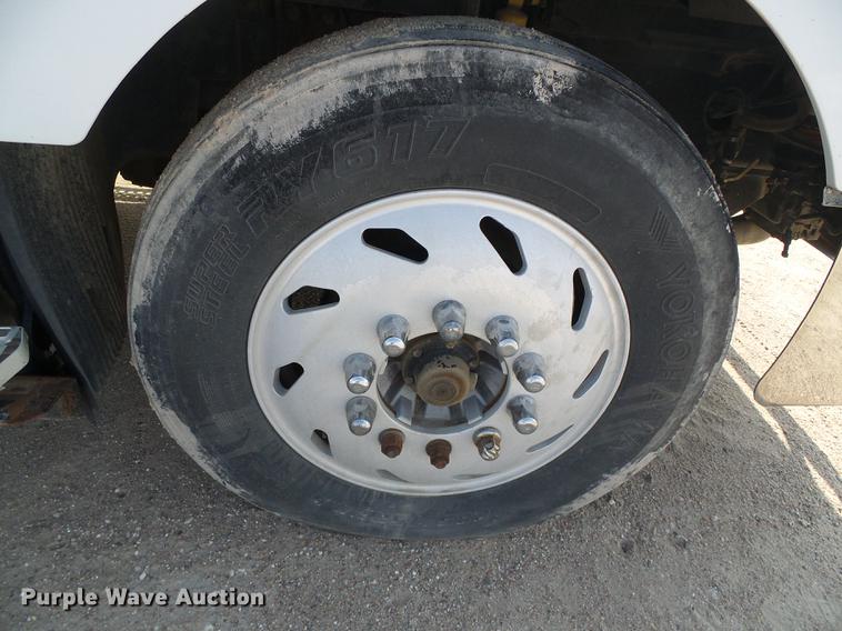 image for item DD5868 2001 Volvo VN semi truck