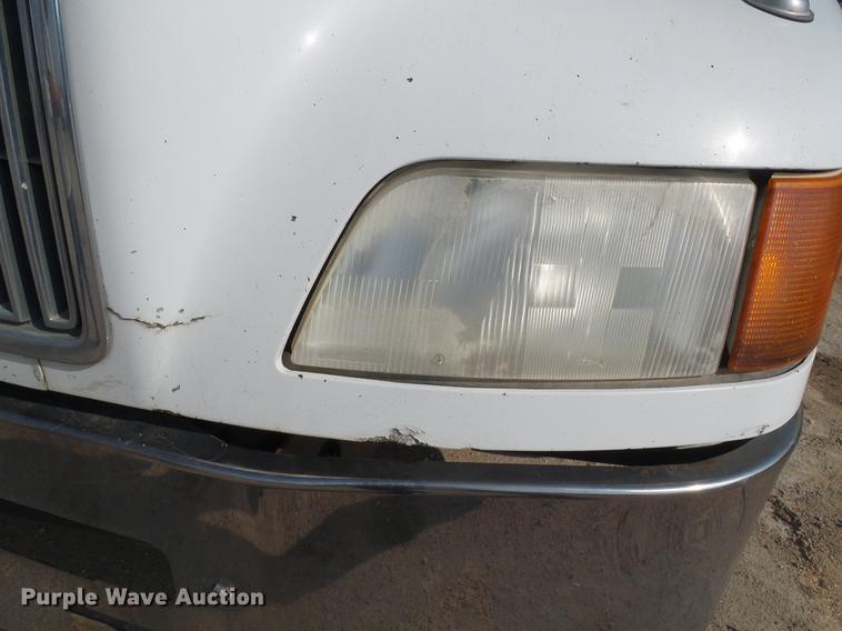 image for item DD5868 2001 Volvo VN semi truck