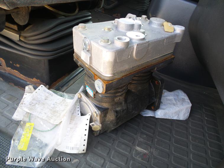 image for item DD5868 2001 Volvo VN semi truck