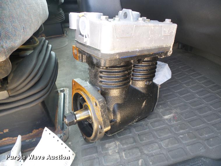 image for item DD5868 2001 Volvo VN semi truck