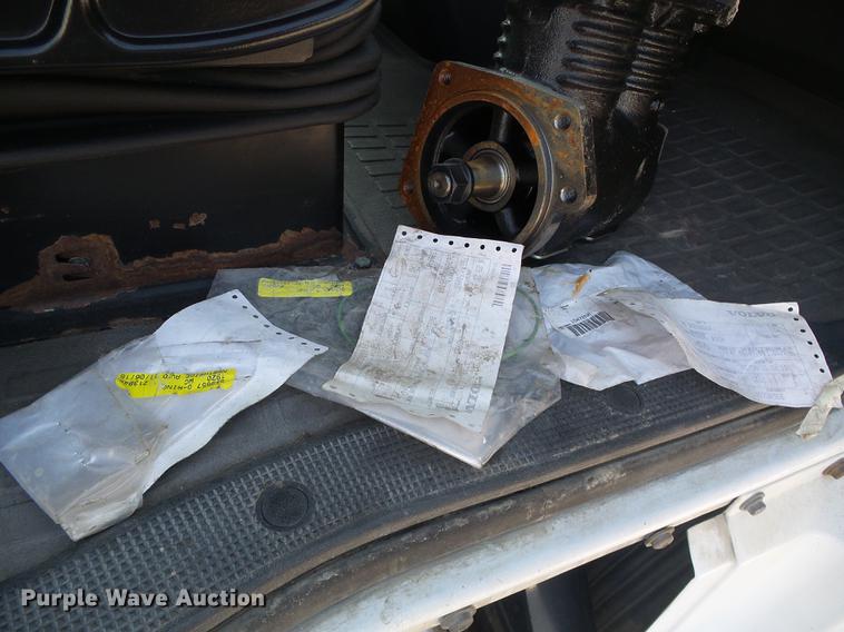 image for item DD5868 2001 Volvo VN semi truck