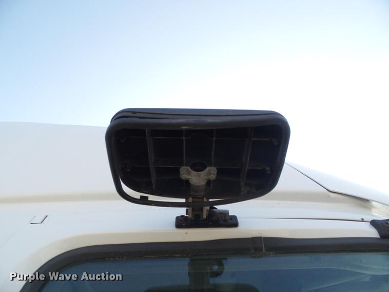 image for item DD5868 2001 Volvo VN semi truck