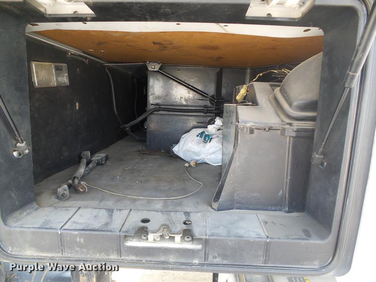 image for item DD5868 2001 Volvo VN semi truck