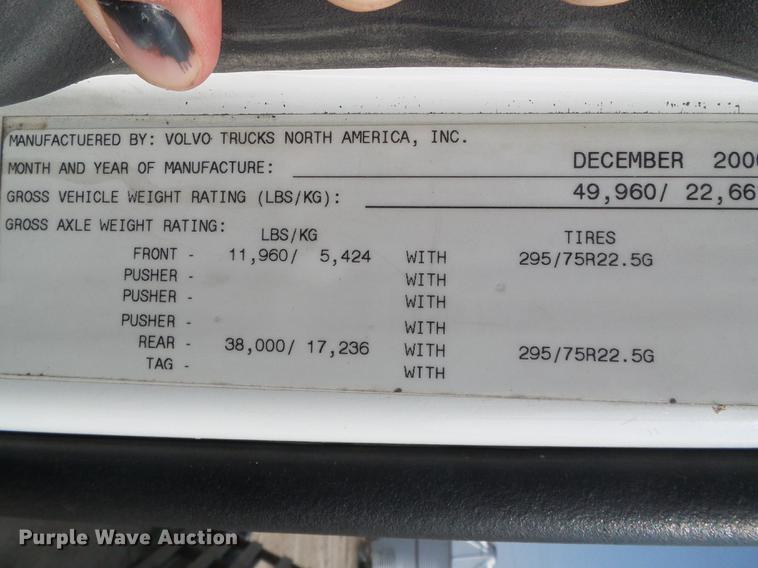 image for item DD5868 2001 Volvo VN semi truck