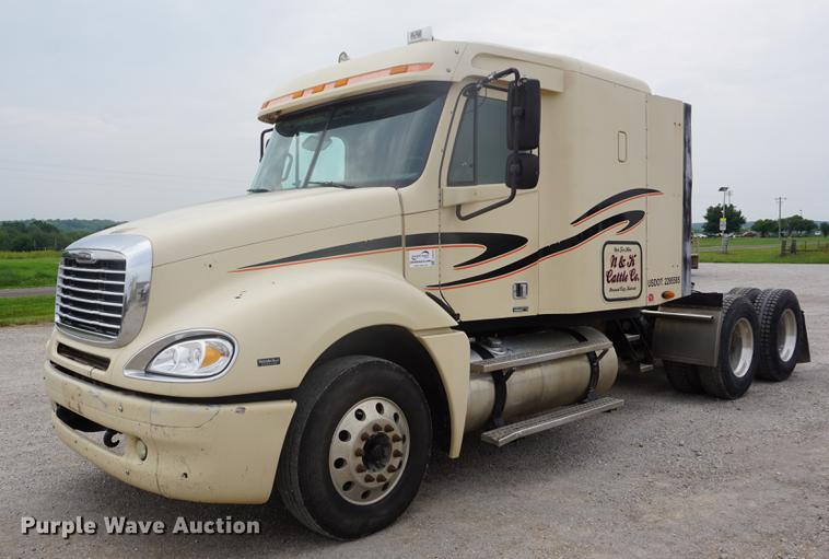 image for item DD6416 2005 Freightliner Columbia semi truck