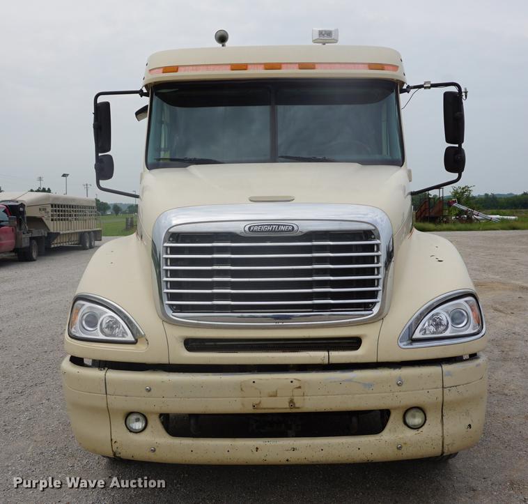 image for item DD6416 2005 Freightliner Columbia semi truck