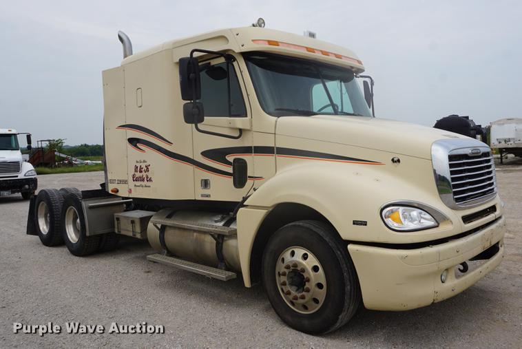 image for item DD6416 2005 Freightliner Columbia semi truck