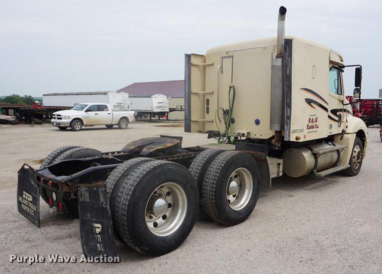 image for item DD6416 2005 Freightliner Columbia semi truck