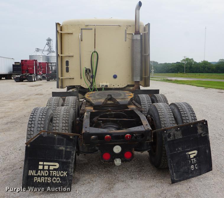 image for item DD6416 2005 Freightliner Columbia semi truck