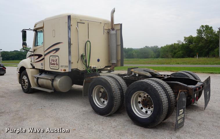 image for item DD6416 2005 Freightliner Columbia semi truck