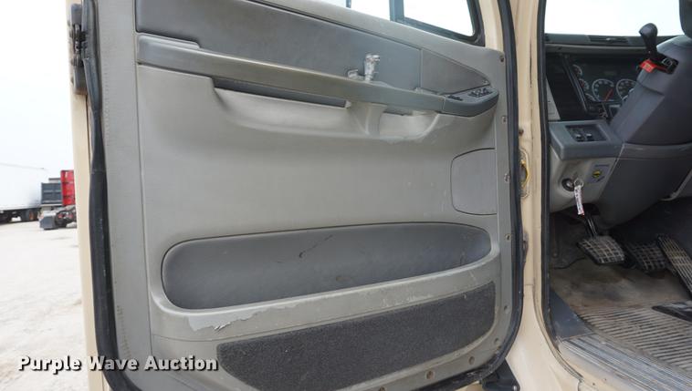 image for item DD6416 2005 Freightliner Columbia semi truck