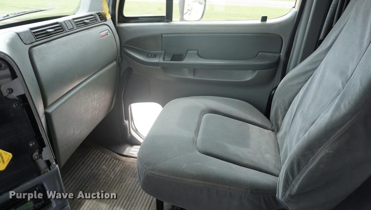 image for item DD6416 2005 Freightliner Columbia semi truck