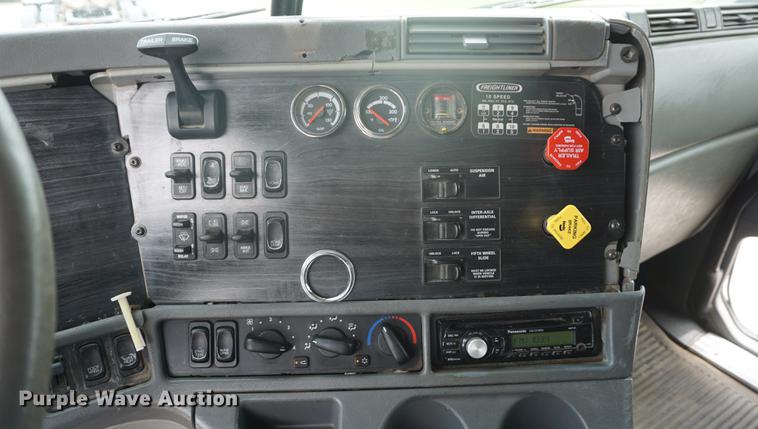 image for item DD6416 2005 Freightliner Columbia semi truck