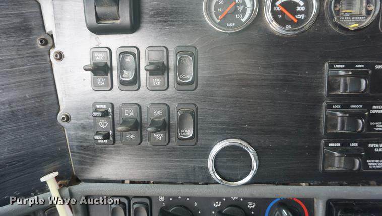 image for item DD6416 2005 Freightliner Columbia semi truck