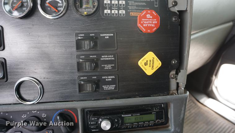 image for item DD6416 2005 Freightliner Columbia semi truck