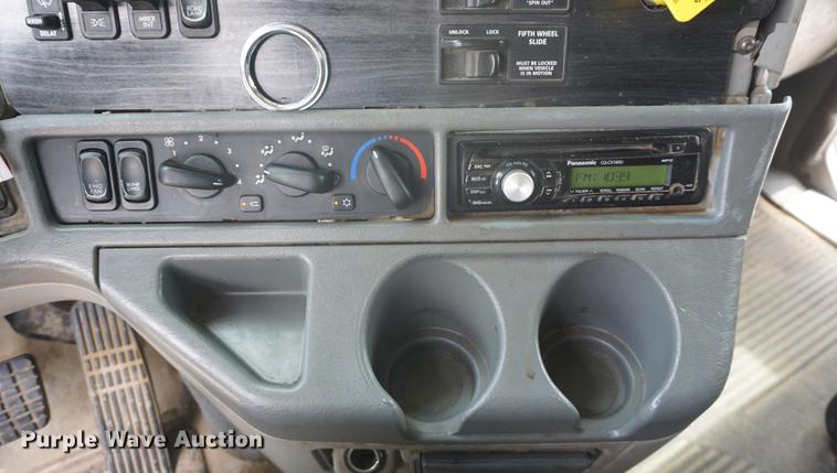 image for item DD6416 2005 Freightliner Columbia semi truck