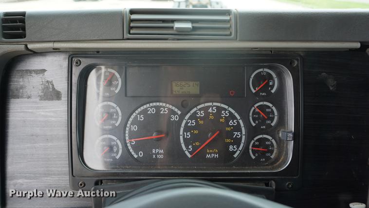 image for item DD6416 2005 Freightliner Columbia semi truck