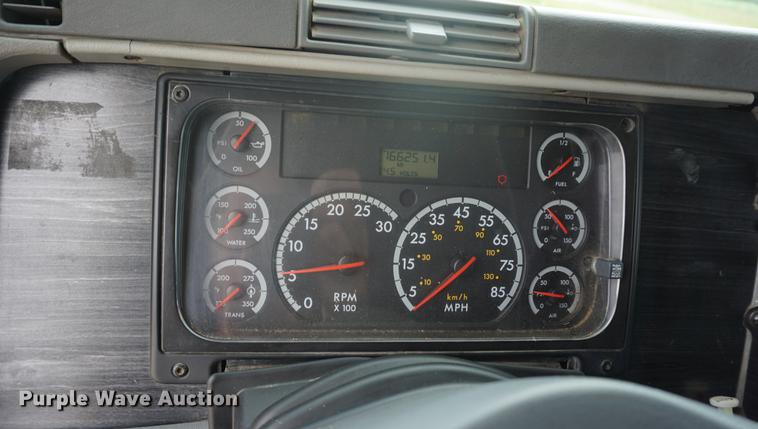 image for item DD6416 2005 Freightliner Columbia semi truck