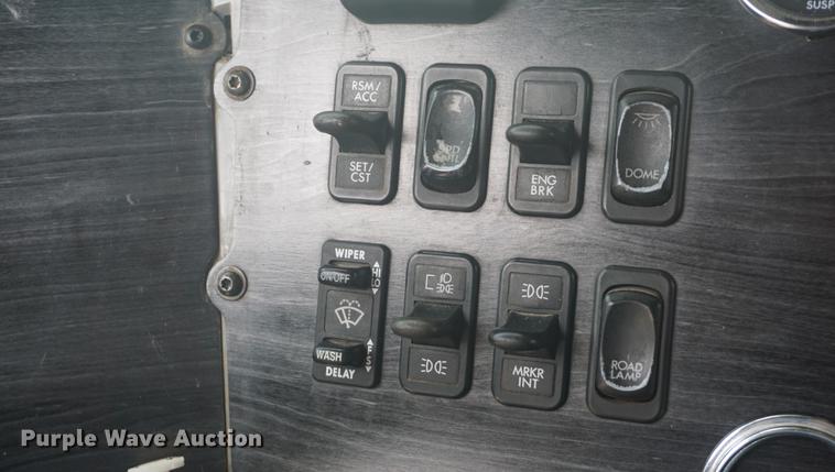 image for item DD6416 2005 Freightliner Columbia semi truck