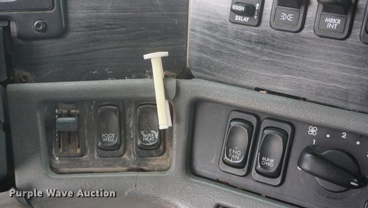 image for item DD6416 2005 Freightliner Columbia semi truck