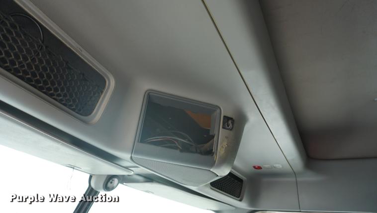 image for item DD6416 2005 Freightliner Columbia semi truck