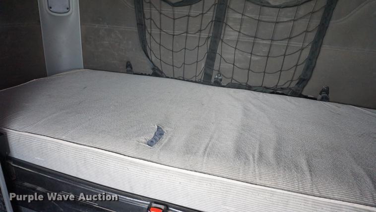 image for item DD6416 2005 Freightliner Columbia semi truck