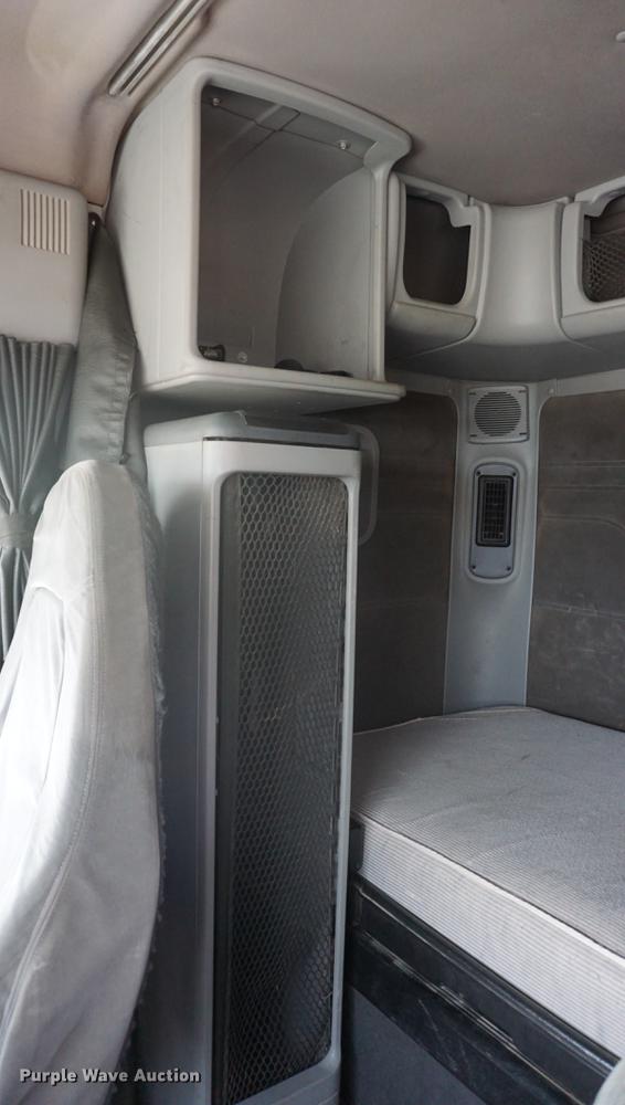 image for item DD6416 2005 Freightliner Columbia semi truck