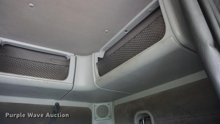 image for item DD6416 2005 Freightliner Columbia semi truck