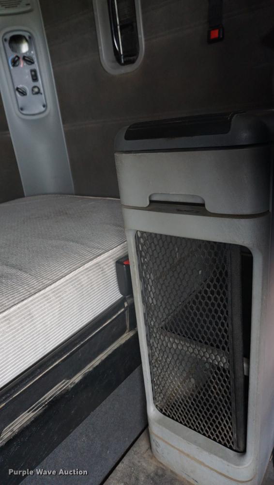 image for item DD6416 2005 Freightliner Columbia semi truck