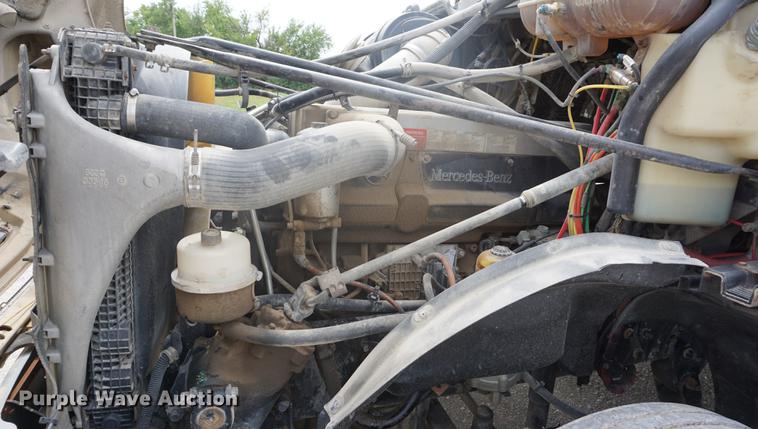 image for item DD6416 2005 Freightliner Columbia semi truck