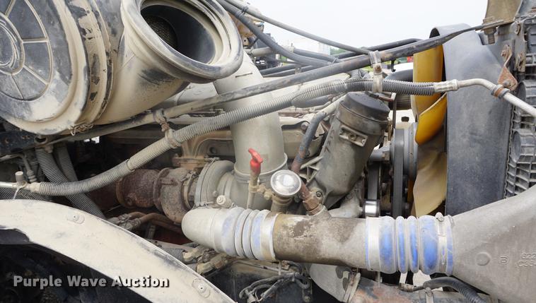 image for item DD6416 2005 Freightliner Columbia semi truck