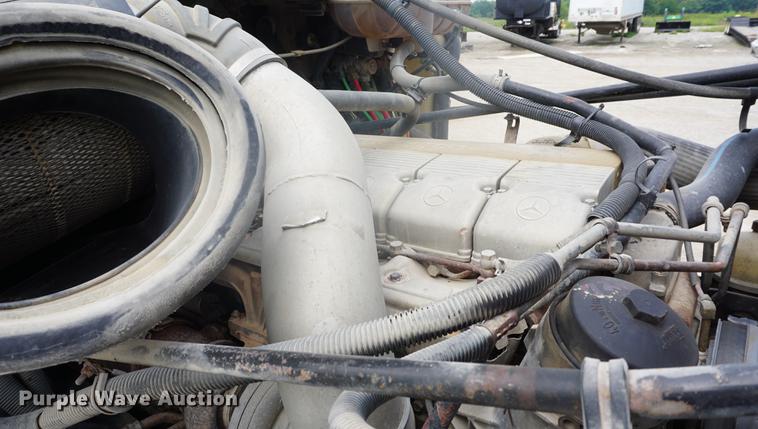 image for item DD6416 2005 Freightliner Columbia semi truck