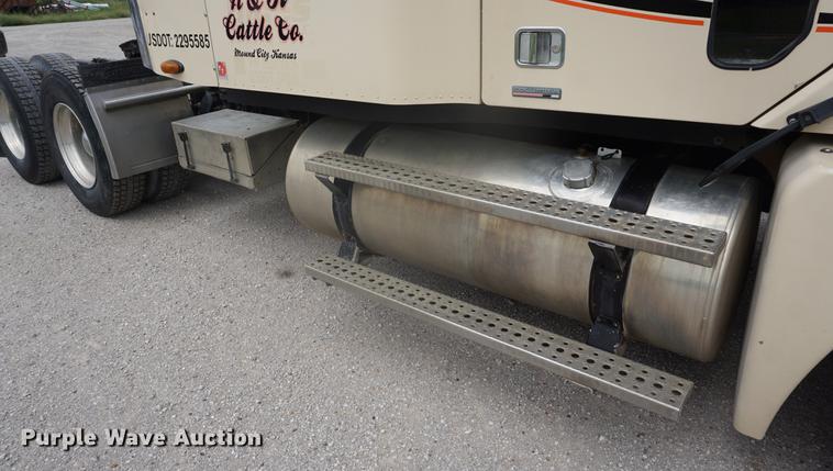 image for item DD6416 2005 Freightliner Columbia semi truck