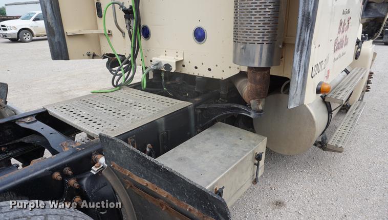 image for item DD6416 2005 Freightliner Columbia semi truck