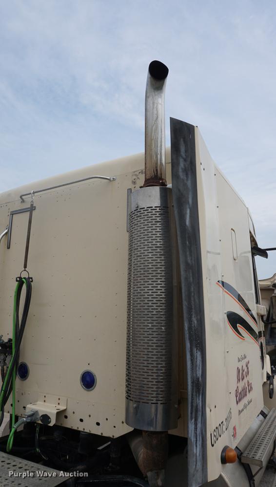 image for item DD6416 2005 Freightliner Columbia semi truck