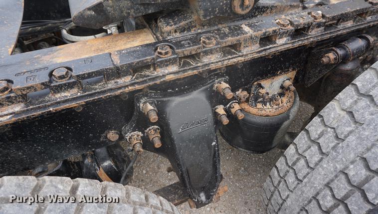 image for item DD6416 2005 Freightliner Columbia semi truck