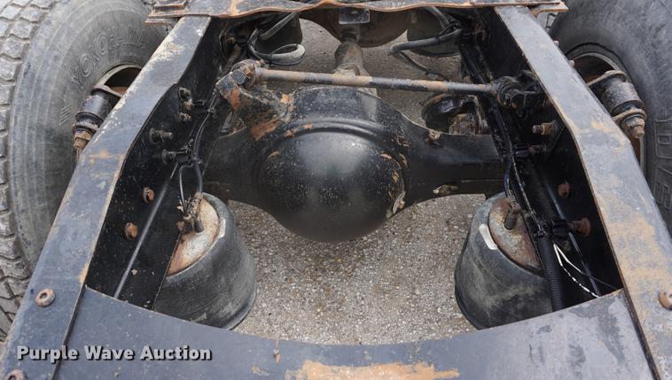 image for item DD6416 2005 Freightliner Columbia semi truck