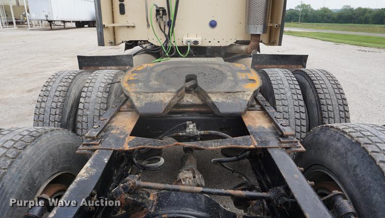 image for item DD6416 2005 Freightliner Columbia semi truck